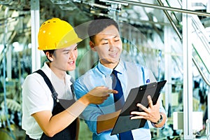 Worker and production manager with Clipboard