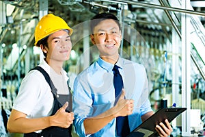 Worker and production manager with Clipboard