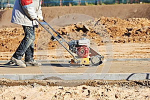 Worker with vibration compactor