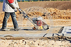 Worker with vibration compactor