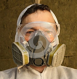 Worker wearing respirator photo
