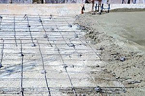 Workers are cementing cement on the floor of reinforced concrete buildings.
