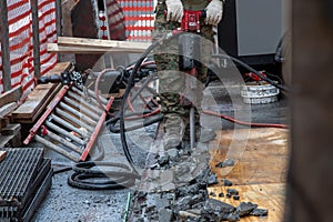 workers crushes the asphalt