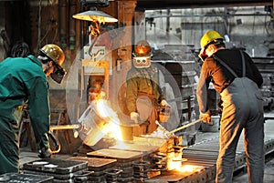 Arbeitskräfte Gießerei beruf metall Werkstück auf der zusammenarbeit 