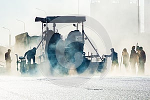 Lavoratori creazione asfalto pale sul strade 