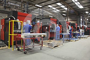 Pracovníci na vyrobiť dielňa prevádzkové stroje 