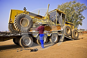 Workers Moving a Grader - Caterpillar 140H Transpo