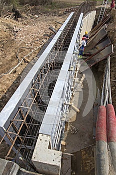 Building concrete sustaining wall