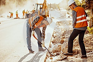 Lavoratori rispecchiamento Gilet pale durante carreggiata 