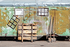 Workers shelter trailer construction and pair shovels