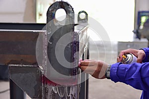 Workers use cleaner for remove the penetrant from the inspection area