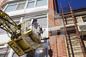 workers working with a car hydraulic lift, when working at high risk at altitude without an insurance rope, the front and rear