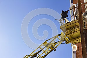 workers working with a car hydraulic lift, when working at high risk at altitude without an insurance rope, the front and rear