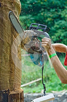 Working chainsaw