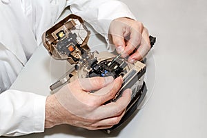 Working with fiber optic fusion splicer