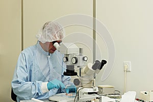 Working inside a cleanroom with a macroscope