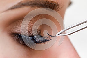 Working process of gluing artificial eyelashes