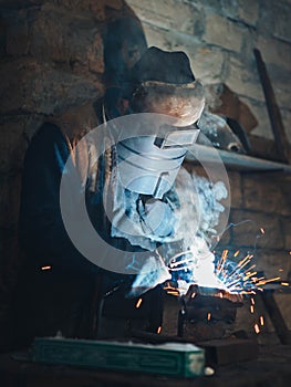 Welder makes welding