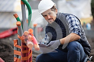 Lavoratore controllo tubo tubi sul pagine 