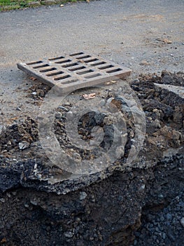 Works on the replacement of sewer pipes. Rain grate. Earthworks with communications. Utilities