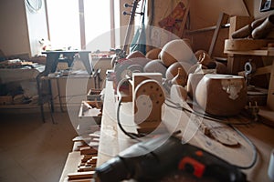 Dielňa z profesionálne decht remeselník detailné na drevo husle v dielňa. azerbajdžan tradičný 