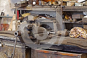 Workshop table with vise