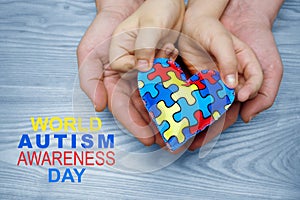 Autismo conciencia o patrón sobre el corazón autista para ninos a manos 
