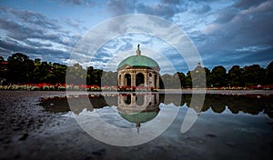 Mönche auf der regnerisch Am Abend 