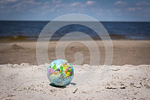 Il globo Spiaggia sfera sdraiarsi sul Spiaggia secondo Oceano 