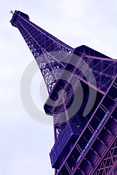 La mayoría famoso punto de referencia la Torre púrpura extremo púrpura la luz en París Francia durante amanecer en una foto 