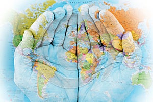 Karte der Welt gemalt auf Händen.