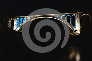Světy nejdelší kámen oblouk železnice most přes řeka v noc modrý světlo oblouky 