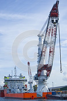 Worlds largest heavy crane photo