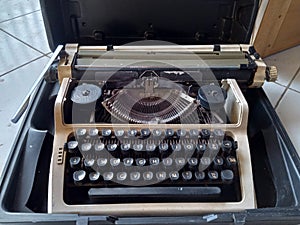 a worn portrait of an old typewriter