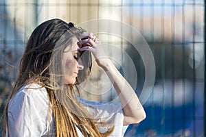 Worried teenager woman outdoors in a sunny day