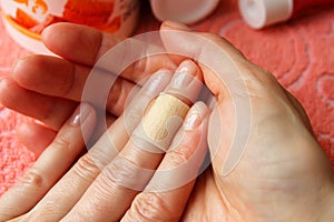 Wound plaster finger