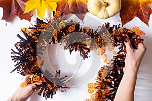 Wreath on the door, Halloween step by step instructions, diy. Thanksgiving door decor, lesson for children. Step 2