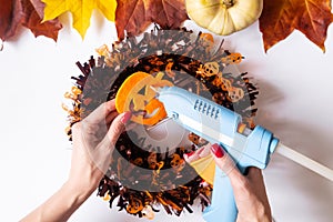 Wreath on the door, Halloween step by step instructions, diy. Thanksgiving door decor, lesson for children. Step 4