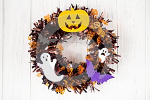 Wreath on the door, Halloween step by step instructions, diy. Thanksgiving door decor, lesson for children. Step 6