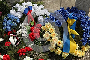 Wreathes with Russian and Ukrainian national flags.