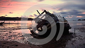 Barco volcado de acuerdo a Playa sobre el amanecer oscuridad el cielo 