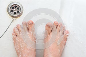 Wrinkled skin on the toes while showering in the bathroom