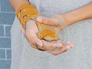 Wrist-Brace-with-Splint Put on the right arm of the boy. After he broke his arm with an accident.