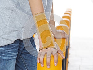 Wrist-Brace-with-Splint Put on the right arm of the boy. After he broke his arm with an accident.