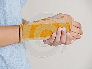 Wrist-Brace-with-Splint Put on the right arm of the boy. After he broke his arm with an accident.