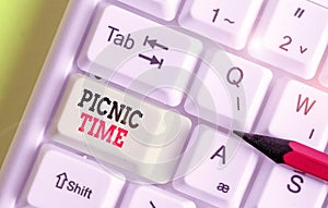 Writing note showing Picnic Time. Business photo showcasing period where meal taken outdoors as part of an excursion.