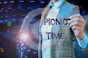 Writing note showing Picnic Time. Business photo showcasing period where meal taken outdoors as part of an excursion