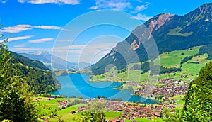 WunderschÃÂ¶ner Lungernsee in den Alpen, Schweiz photo
