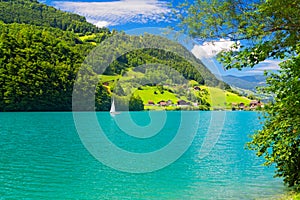 WunderschÃÂ¶ner Lungernsee in den Alpen, Schweiz photo