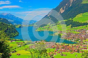 WunderschÃÂ¶ner Lungernsee in den Alpen, Schweiz photo